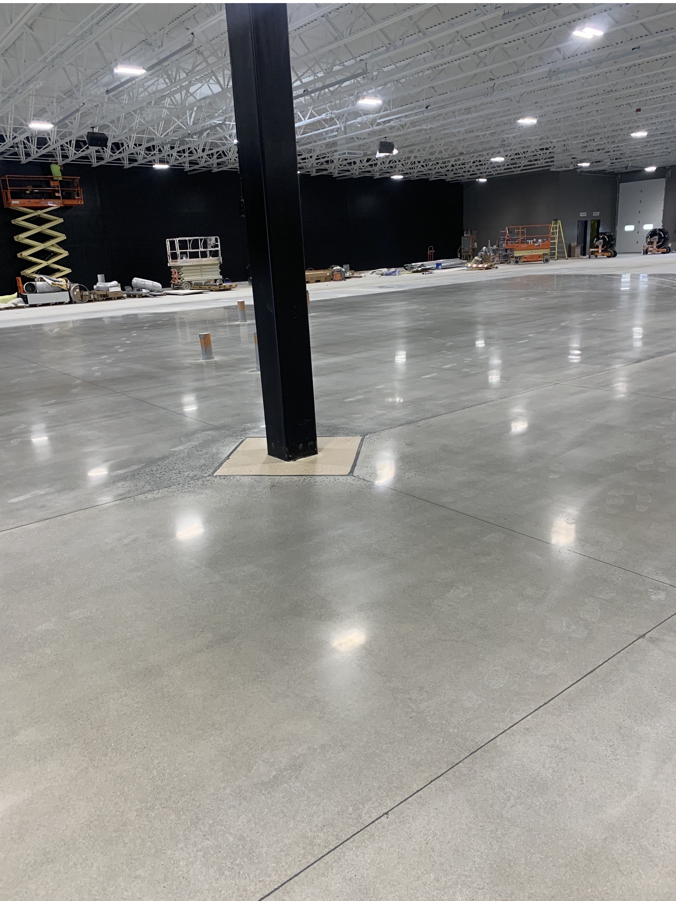 Polished commercial slab around structural columns